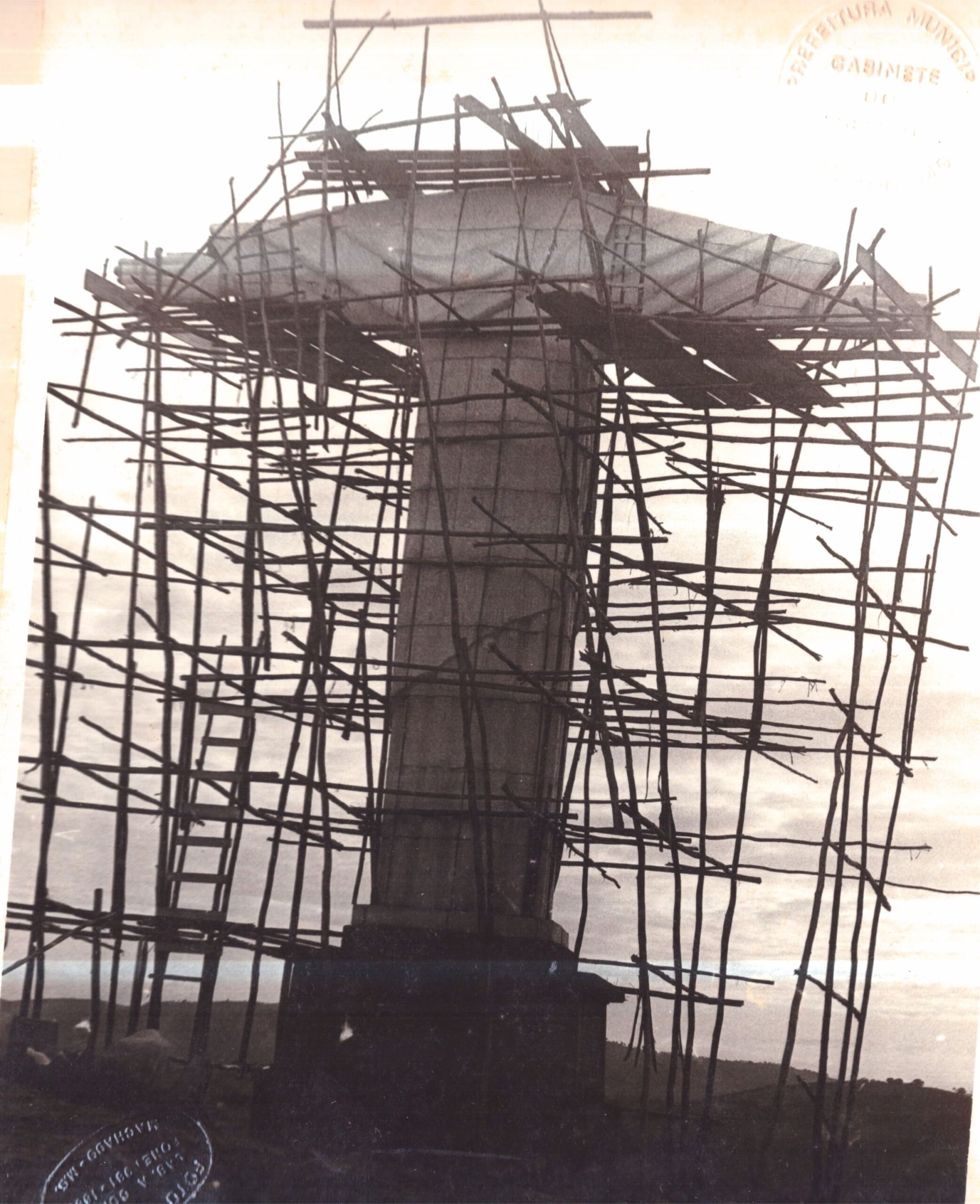 Outra vista da construção do Cristo Redentor de Machado