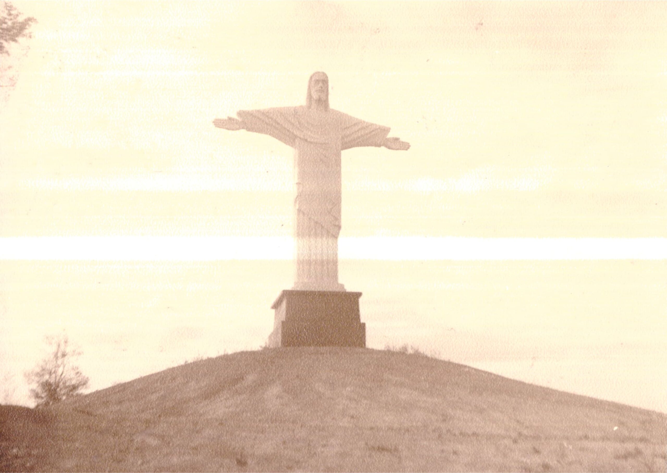 Cristo Redentor de Machado concluído no alto do morro